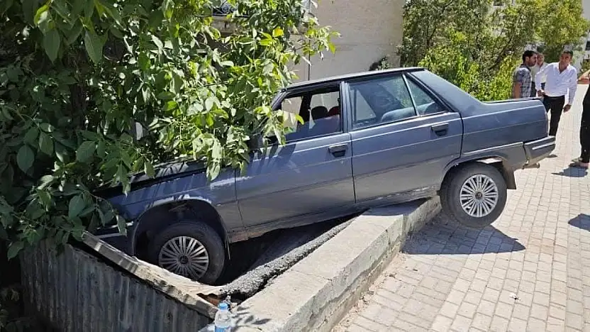Elazığ'da otomobil, kömürlüğün üzerine çıktı