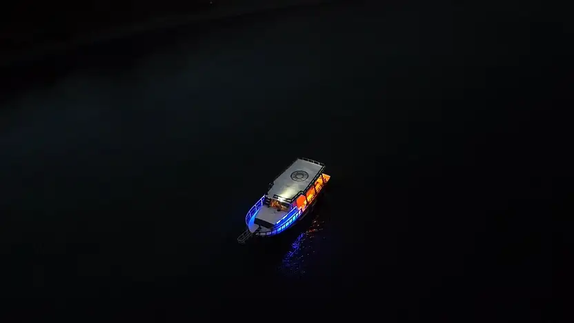 Hazar Gölü'nün gece görüntüleri İstanbul'u aratmadı