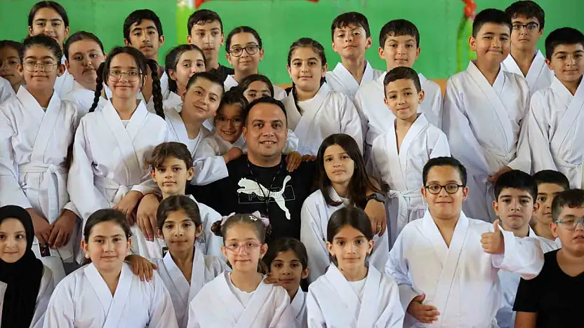 Milli antrenör polisten örnek davranış: 90 çocuğa gönüllü kurs veriyor
