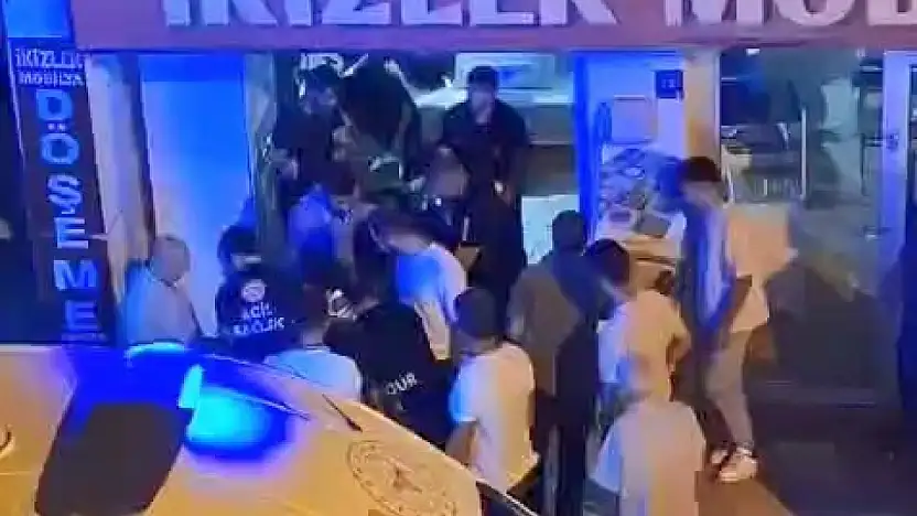 Motosiklet mobilya mağazasına girdi: 1 yaralı