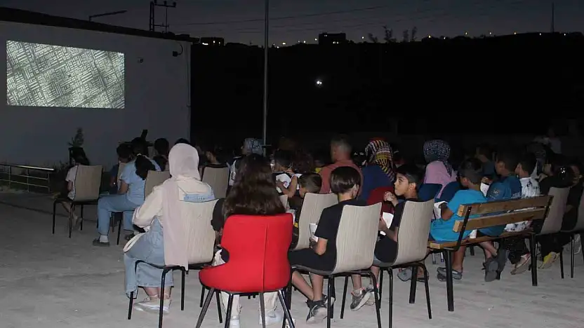 Palu'da çocuklara sinema keyfi