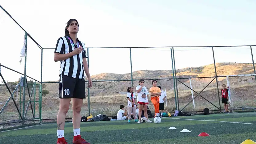Sinan Kaloğlu'nun kuzeni Yağmur Bor, halı sahaların gözdesi oldu