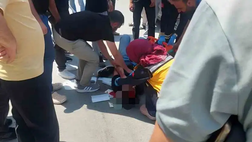 Vatandaşlar yerdeki yaralıyı güneşten korumak için dondurma şemsiyesi kullandı