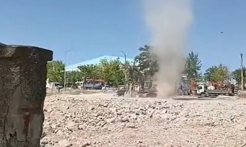 Çıkan hortumu gören çocuğun tepkisi gülümsetti